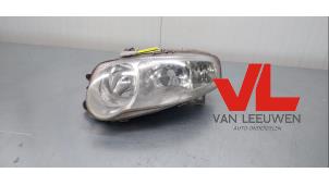 Używane Reflektor lewy Alfa Romeo 147 (937) 1.6 Twin Spark 16V Cena € 25,00 Procedura marży oferowane przez Van Leeuwen Auto Onderdelen