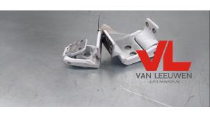 Used Set of hinges Mercedes Sprinter 3t (910.6) Price € 50,00 Margin scheme offered by Van Leeuwen Auto Onderdelen