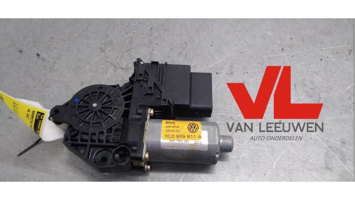 Usados Motor de ventanilla de puerta Volkswagen Golf IV (1J1) Precio € 8,00 Norma de margen ofrecido por Van Leeuwen Auto Onderdelen