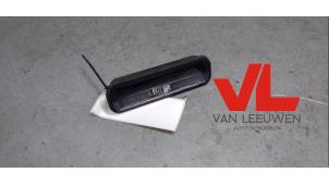 Używane Uchwyt tylnej klapy Ford Focus 3 1.0 Ti-VCT EcoBoost 12V 100 Cena € 20,00 Procedura marży oferowane przez Van Leeuwen Auto Onderdelen