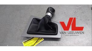 Usagé Enveloppe levier de vitesse Ford Focus 3 1.0 Ti-VCT EcoBoost 12V 100 Prix € 28,00 Règlement à la marge proposé par Van Leeuwen Auto Onderdelen
