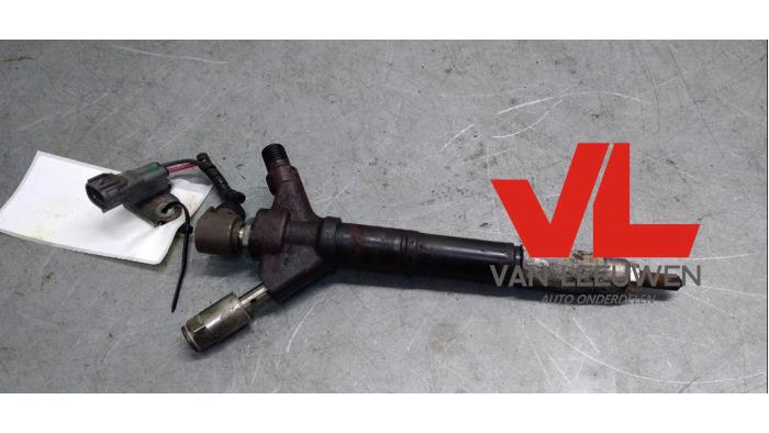 Injector (diesel) from a Toyota Corolla Verso (R10/11) 2.2 D-4D 16V Cat Clean Power 2005