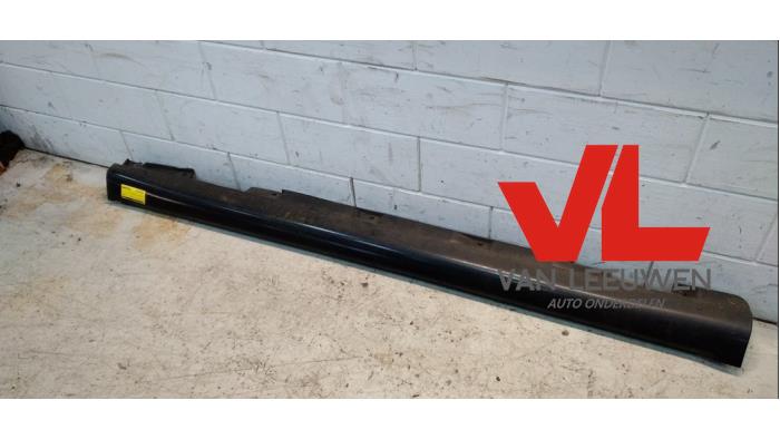 Side skirt, right from a Toyota Corolla Verso (R10/11) 2.2 D-4D 16V Cat Clean Power 2005