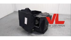 Usados Caja de batería Ford Focus 3 1.0 Ti-VCT EcoBoost 12V 100 Precio € 20,00 Norma de margen ofrecido por Van Leeuwen Auto Onderdelen