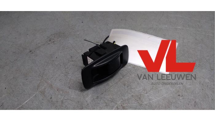 Usados Interruptor de ventanilla eléctrica Toyota Corolla Verso (R10/11) 2.2 D-4D 16V Cat Clean Power Precio € 4,00 Norma de margen ofrecido por Van Leeuwen Auto Onderdelen