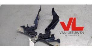 Used Bonnet Hinge Renault Espace (JK) 3.5 V6 24V Grand Espace Price € 25,00 Margin scheme offered by Van Leeuwen Auto Onderdelen