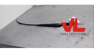 Used Front wiper arm Renault Espace (JK) 3.5 V6 24V Grand Espace Price € 10,00 Margin scheme offered by Van Leeuwen Auto Onderdelen
