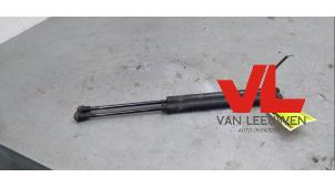 Używane Zestaw amortyzatorów gazowych pokrywy silnika Renault Espace (JK) 3.5 V6 24V Grand Espace Cena € 15,00 Procedura marży oferowane przez Van Leeuwen Auto Onderdelen