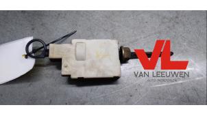 Used Tank flap lock motor Renault Espace (JK) 3.5 V6 24V Grand Espace Price € 35,00 Margin scheme offered by Van Leeuwen Auto Onderdelen