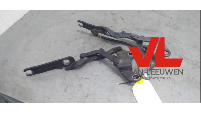 Bonnet Hinge from a BMW 3 serie Touring (E91) 330d 24V 2006