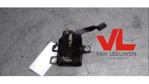 Używane Mechanizm zamka pokrywy silnika Fiat Doblo Cargo (263) 1.3 MJ 16V Euro 4 Cena € 18,15 Z VAT oferowane przez Van Leeuwen Auto Onderdelen