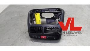 Gebrauchte Radioblende Fiat Doblo Cargo (263) 1.3 MJ 16V Euro 4 Preis € 24,20 Mit Mehrwertsteuer angeboten von Van Leeuwen Auto Onderdelen
