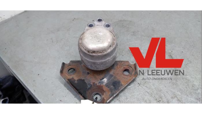 Usagé Support moteur Ford Fiesta 5 (JD/JH) 1.25 16V Prix € 12,00 Règlement à la marge proposé par Van Leeuwen Auto Onderdelen