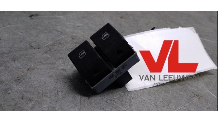 Używane Przelacznik combi okienny Volkswagen Polo IV (9N1/2/3) 1.4 16V Cena € 6,00 Procedura marży oferowane przez Van Leeuwen Auto Onderdelen
