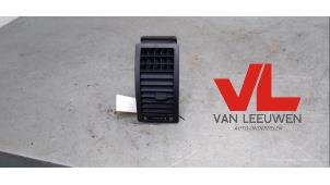 Usados Rejilla de aire de salpicadero Volkswagen Polo IV (9N1/2/3) 1.4 TDI 70 Precio € 10,00 Norma de margen ofrecido por Van Leeuwen Auto Onderdelen