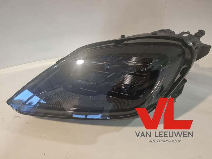 Używane Reflektor lewy Porsche Cayenne Coupe (9YB) 4.0 V8 Turbo S 32V E-Hybrid Cena € 1.950,00 Procedura marży oferowane przez Van Leeuwen Auto Onderdelen