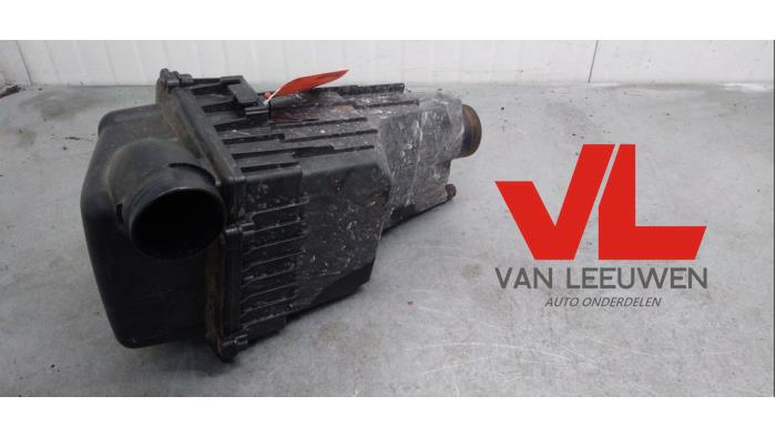 Gebrauchte Luftfiltergehäuse Peugeot 206 (2A/C/H/J/S) 1.1 XN,XR Preis € 16,00 Margenregelung angeboten von Van Leeuwen Auto Onderdelen
