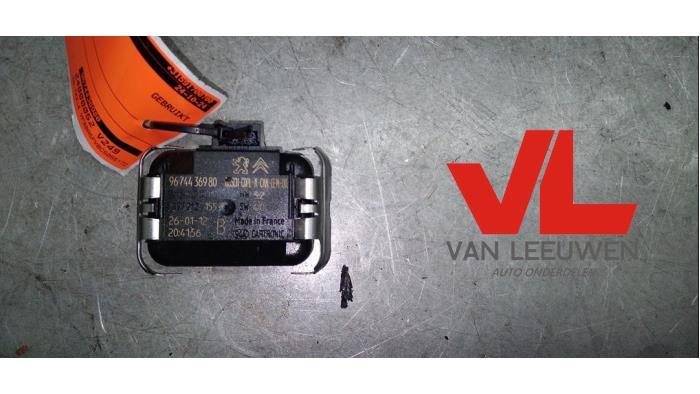 Begagnade Regnsensor Peugeot 5008 I (0A/0E) 1.6 THP 16V Pris € 14,00 Marginaltabell erbjuds av Van Leeuwen Auto Onderdelen
