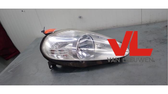 Używane Reflektor prawy Fiat Grande Punto (199) 1.4 16V Cena € 45,00 Procedura marży oferowane przez Van Leeuwen Auto Onderdelen