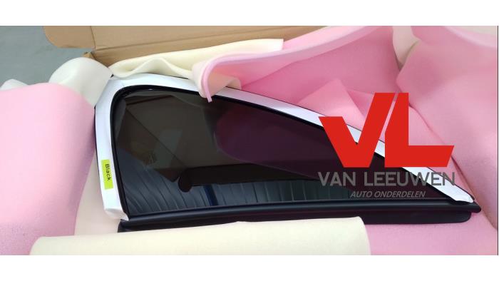 Usados Ventanilla triangular derecha detrás Porsche Cayenne III (9YA) Precio € 225,00 Norma de margen ofrecido por Van Leeuwen Auto Onderdelen