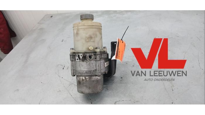 Used Power steering pump Volkswagen Polo IV (9N1/2/3) 1.2 12V Price € 95,00 Margin scheme offered by Van Leeuwen Auto Onderdelen