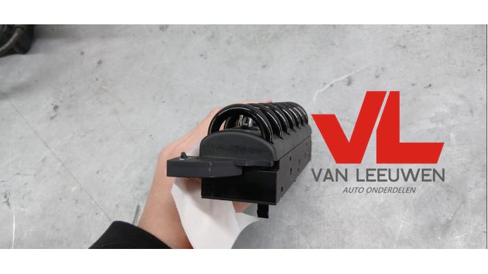 Usados Interruptor de ventanilla eléctrica BMW Mini (R50/53) 1.6 16V One Precio € 25,00 Norma de margen ofrecido por Van Leeuwen Auto Onderdelen