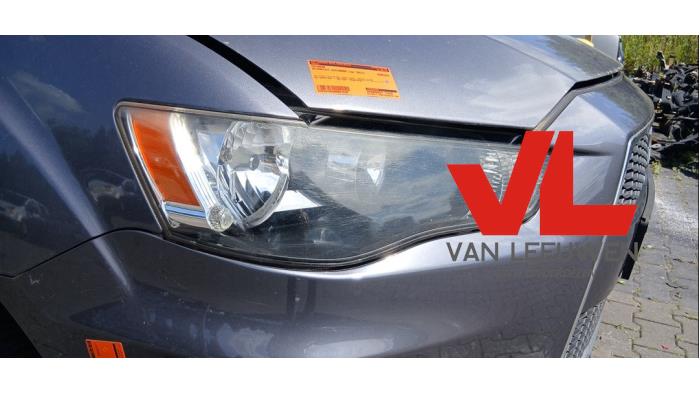 Używane Reflektor prawy Mitsubishi Outlander (CW) 2.0 16V 4x2 Cena € 125,00 Procedura marży oferowane przez Van Leeuwen Auto Onderdelen