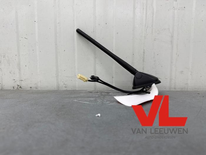 Używane Antena Mitsubishi Outlander (CW) 2.0 16V 4x2 Cena € 45,00 Procedura marży oferowane przez Van Leeuwen Auto Onderdelen