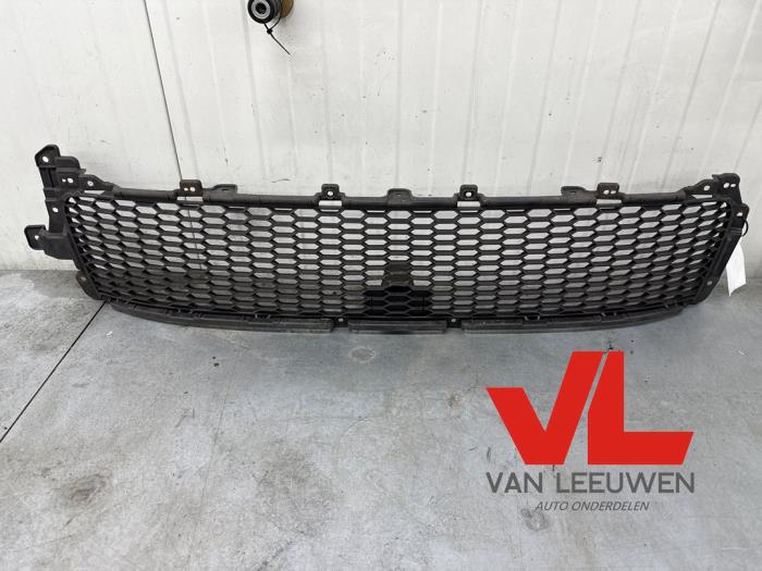 Begagnade Grill Mitsubishi Outlander (CW) 2.0 16V 4x2 Pris € 25,00 Marginaltabell erbjuds av Van Leeuwen Auto Onderdelen