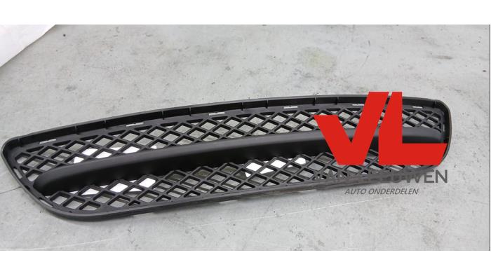 Nya Grill BMW 3 serie (E90) Pris € 9,68 Inklusive moms erbjuds av Van Leeuwen Auto Onderdelen