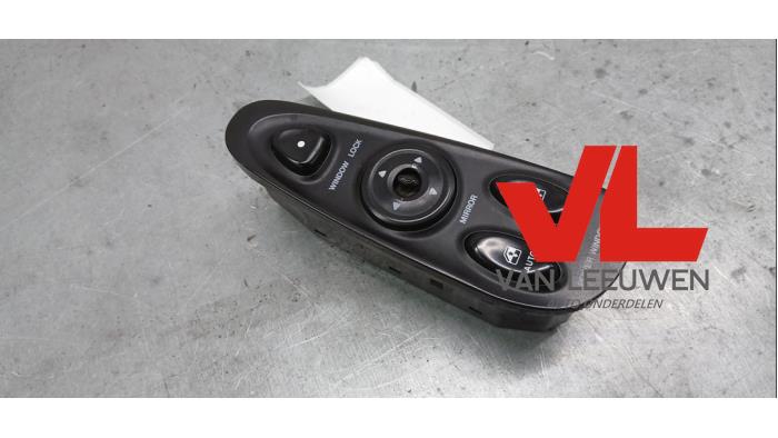 Usados Interruptor combinado de ventanillas Hyundai Coupe 2.0i 16V Precio € 15,00 Norma de margen ofrecido por Van Leeuwen Auto Onderdelen