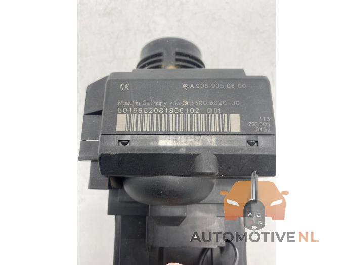 Electronic ignition key from a Mercedes-Benz Sprinter 3t (906.61) 210 CDI 16V 2010