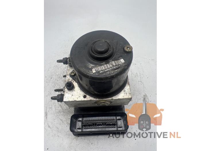 ABS pump from a BMW 3 serie (E46/2) 325 Ci 24V 2003