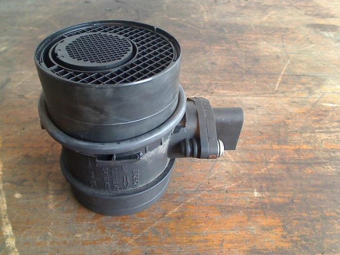Gebrauchte Luftmengenmesser Volkswagen Transporter T5 2.5 TDi Preis € 25,00 Margenregelung angeboten von VW Parts Dronten