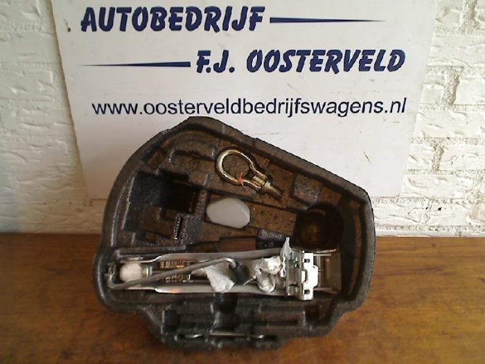 Dzwignik z Volkswagen Golf IV (1J1) 1.4 16V 2001