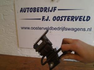 Used Front door hinge, right Volkswagen Touran (1T1/T2) 1.9 TDI 105 Price on request offered by VW Parts Dronten