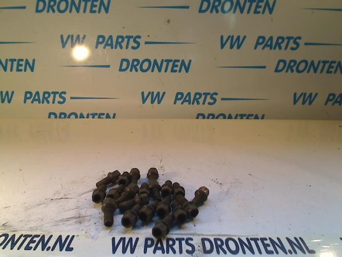 Używane Nakretka sruby kola Volkswagen New Beetle (1Y7) 1.6 Cena € 25,00 Procedura marży oferowane przez VW Parts Dronten
