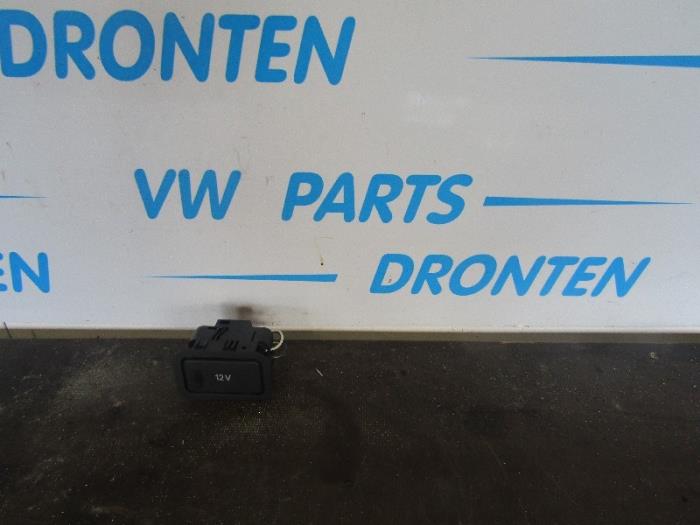 Cigarette lighter socket