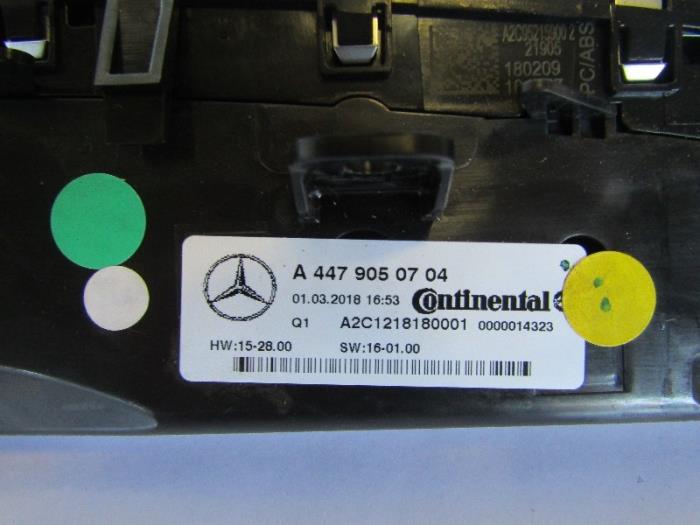 Unidad de control multimedia de un Mercedes-Benz V (447.8) 2.1 220 CDI, 220 d 16V 2018