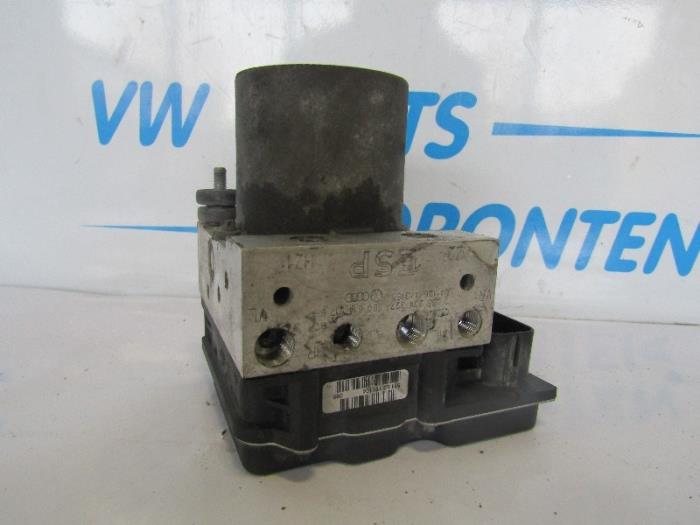 ABS-pump från en Audi A4 Quattro (B7)  2005