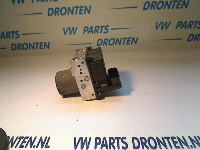 Usagé Bloc ABS Audi A4 Quattro (B7) Prix € 45,00 Règlement à la marge proposé par VW Parts Dronten