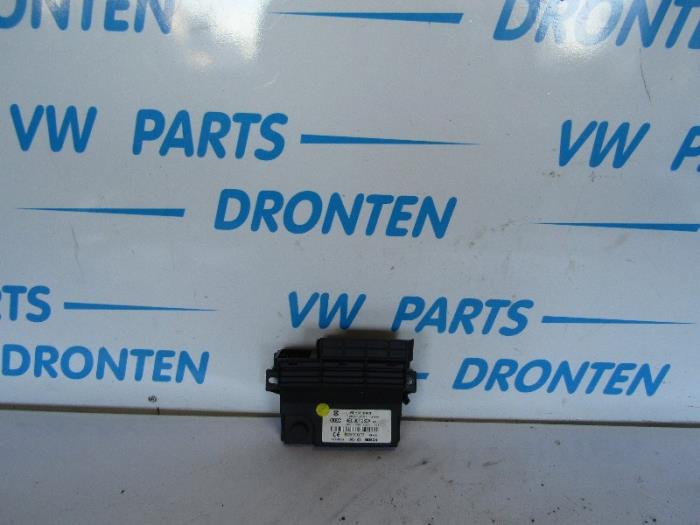 Używane Komputer pokladowy Audi A8 (D3) 4.2 V8 40V Quattro Cena € 70,00 Procedura marży oferowane przez VW Parts Dronten