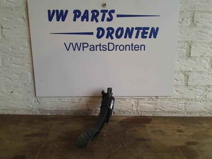 Accelerator pedal from a Volkswagen Up! (121) 1.0 12V 60 2015