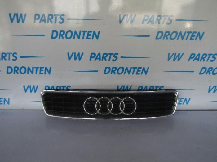 Begagnade Grill Audi A4 (B5) 1.6 Pris € 25,00 Marginaltabell erbjuds av VW Parts Dronten