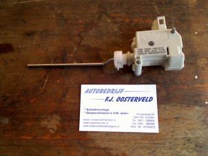 Used Tank cap cover switch Volkswagen Polo IV (9N1/2/3) 1.4 16V Price on request offered by VW Parts Dronten