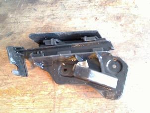 Used Front bumper bracket, right Volkswagen Golf Plus (5M1/1KP) 1.6 FSI 16V Price on request offered by VW Parts Dronten