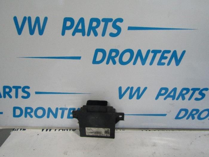 Używane Modul Comfort Volkswagen Passat Variant (365) 1.6 TDI 16V Bluemotion Cena € 25,00 Procedura marży oferowane przez VW Parts Dronten