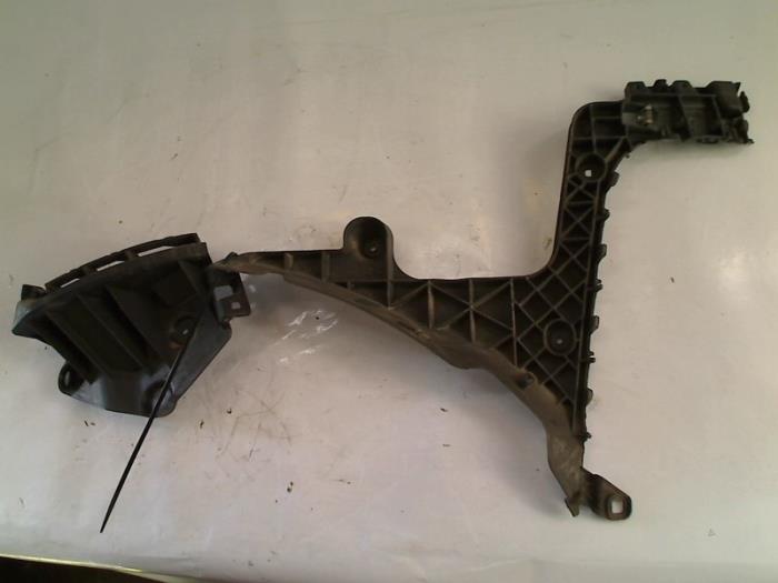Rear bumper mounting bracket
