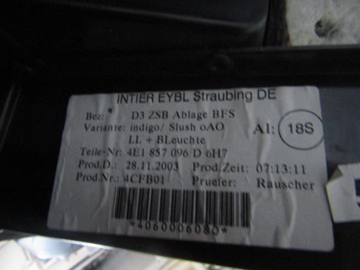 Glovebox from a Audi A8 (D3) 4.0 TDI V8 32V Quattro 2003