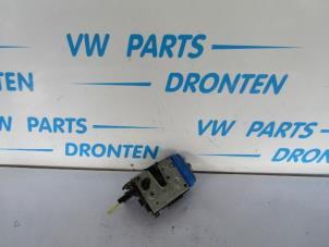 Usados Cilindro de cerradura de puerta derecha Audi A4 Avant (B5) 2.4 30V Precio € 35,00 Norma de margen ofrecido por VW Parts Dronten